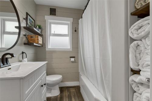 1505 32 Avenue, Vernon, BC - Indoor Photo Showing Bathroom