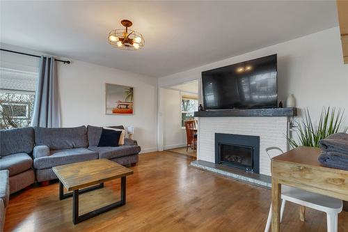 1505 32 Avenue, Vernon, BC - Indoor Photo Showing Living Room With Fireplace