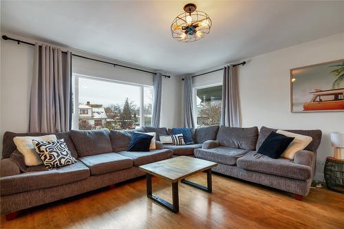 1505 32 Avenue, Vernon, BC - Indoor Photo Showing Living Room