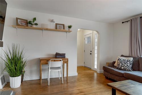 1505 32 Avenue, Vernon, BC - Indoor Photo Showing Living Room