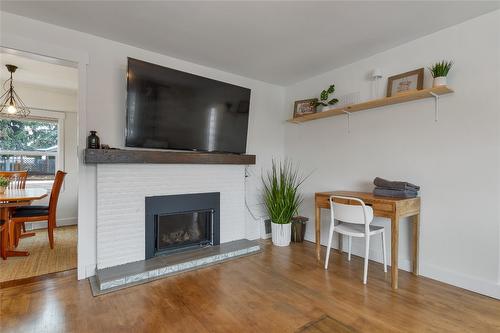 1505 32 Avenue, Vernon, BC - Indoor Photo Showing Living Room With Fireplace