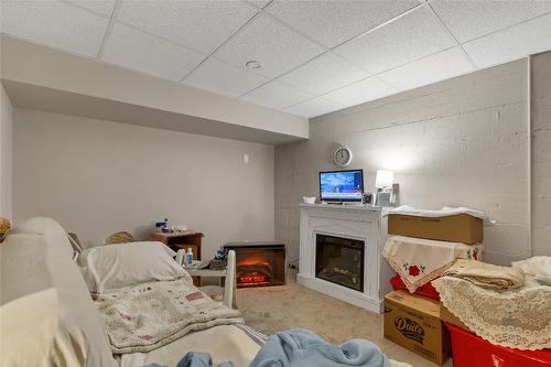 1505 32 Avenue, Vernon, BC - Indoor With Fireplace