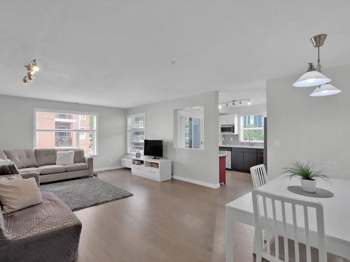 202-563 Yates Road, Kelowna, BC - Indoor Photo Showing Living Room