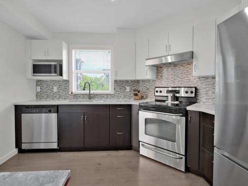 202-563 Yates Road, Kelowna, BC - Indoor Photo Showing Kitchen With Upgraded Kitchen