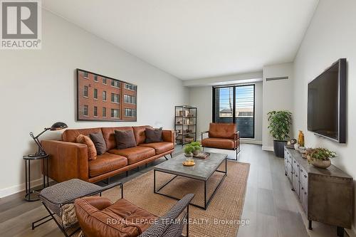 Enhanced version without the right side shelving - 901 - 200 Bay Street, Ottawa, ON - Indoor Photo Showing Living Room