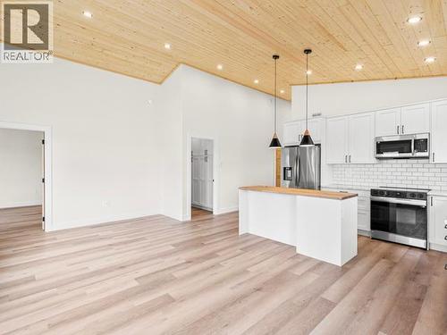 40 Beryl Place, Whitehorse, YT - Indoor Photo Showing Kitchen With Upgraded Kitchen