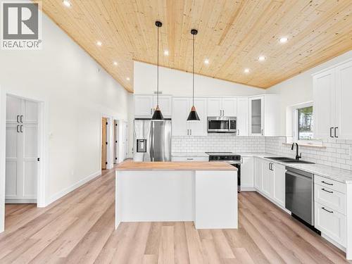 40 Beryl Place, Whitehorse, YT - Indoor Photo Showing Kitchen With Upgraded Kitchen