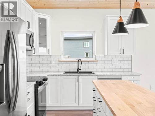 40 Beryl Place, Whitehorse, YT - Indoor Photo Showing Kitchen With Upgraded Kitchen