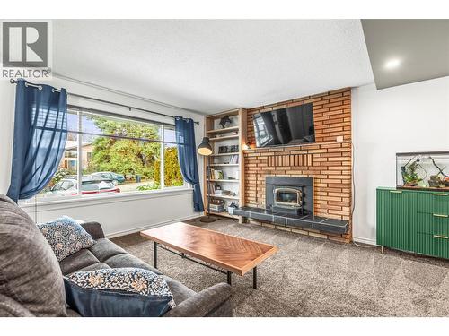 1016 34 Avenue, Vernon, BC - Indoor Photo Showing Living Room With Fireplace
