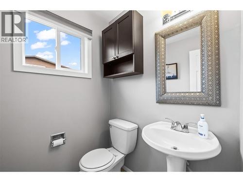 610 Balmoral Road, Kelowna, BC - Indoor Photo Showing Bathroom