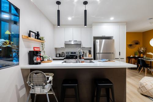 Cuisine - 3887 Rue Mackay, Longueuil (Saint-Hubert), QC - Indoor Photo Showing Kitchen With Upgraded Kitchen