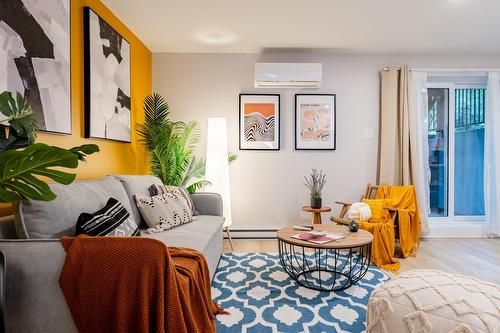 Salon - 3887 Rue Mackay, Longueuil (Saint-Hubert), QC - Indoor