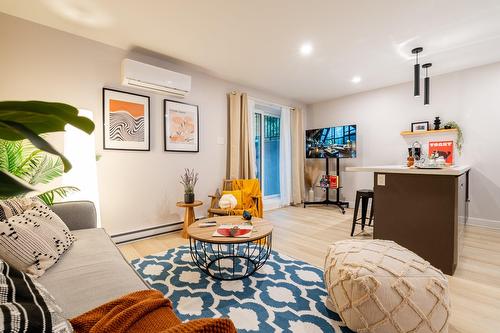 Salon - 3887 Rue Mackay, Longueuil (Saint-Hubert), QC - Indoor