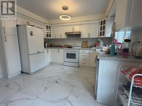 3252 Equestrian Crescent, Mississauga, ON - Indoor Photo Showing Kitchen