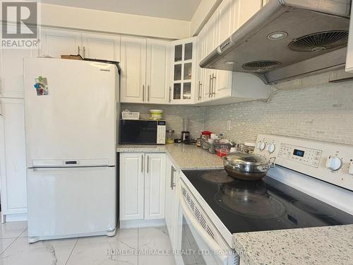 3252 Equestrian Crescent, Mississauga, ON - Indoor Photo Showing Kitchen