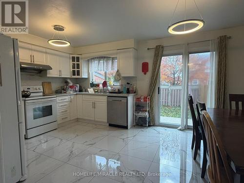 3252 Equestrian Crescent, Mississauga, ON - Indoor Photo Showing Kitchen