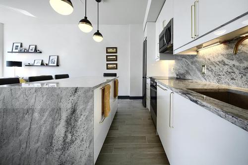 Kitchen - 601-425 Rue Ste-Hélène, Montréal (Ville-Marie), QC - Indoor Photo Showing Kitchen With Upgraded Kitchen