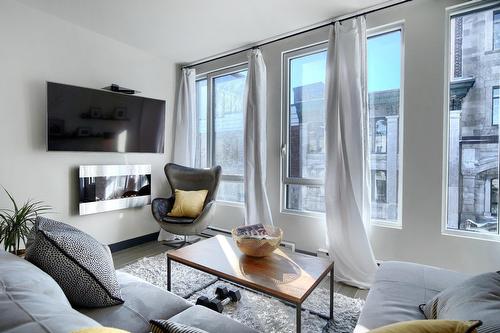 Living room - 601-425 Rue Ste-Hélène, Montréal (Ville-Marie), QC - Indoor Photo Showing Living Room