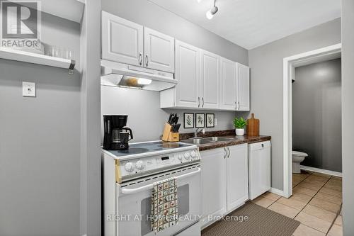 606 Tanguay Court, Ottawa, ON - Indoor Photo Showing Kitchen With Double Sink