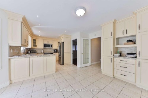 5275 Thornwood Drive, Mississauga, ON - Indoor Photo Showing Kitchen