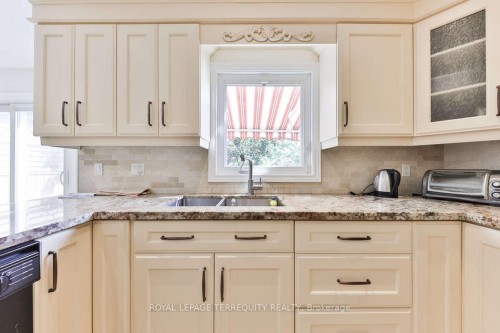 5275 Thornwood Drive, Mississauga, ON - Indoor Photo Showing Kitchen
