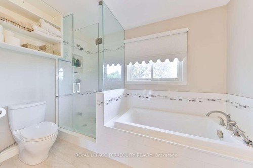 5275 Thornwood Drive, Mississauga, ON - Indoor Photo Showing Bathroom