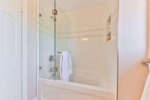 5275 Thornwood Drive, Mississauga, ON - Indoor Photo Showing Bathroom