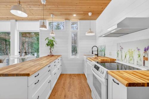 Cuisine - 11 Ch. Des Idéalistes, La Conception, QC - Indoor Photo Showing Kitchen