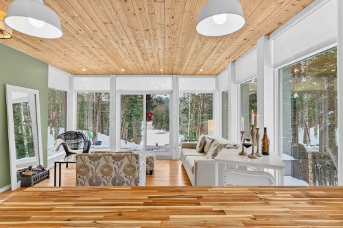 Salon - 11 Ch. Des Idéalistes, La Conception, QC - Indoor