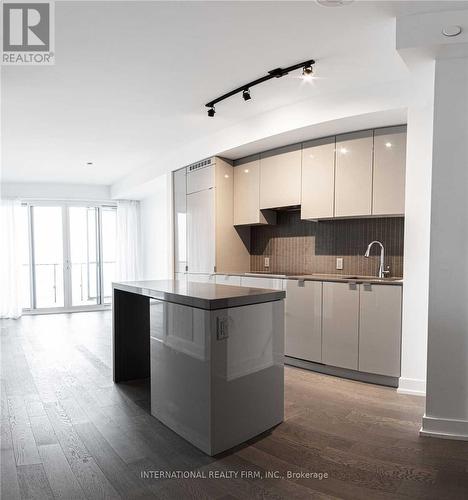 4806 - 7 Grenville Street, Toronto, ON - Indoor Photo Showing Kitchen