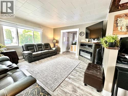 310 6Th Avenue, Keremeos, BC - Indoor Photo Showing Living Room