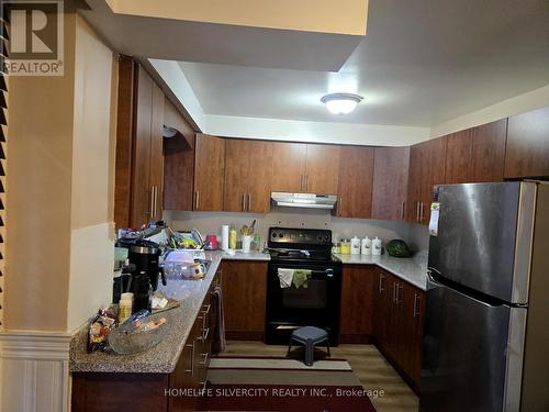 7585 Wrenwood Crescent, Mississauga, ON - Indoor Photo Showing Kitchen