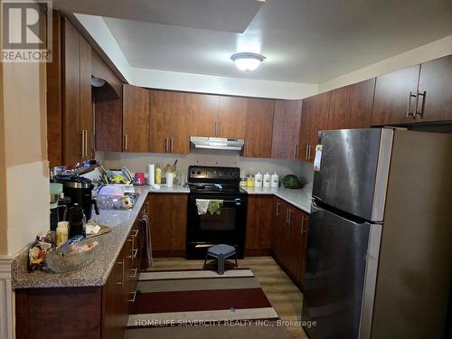 7585 Wrenwood Crescent, Mississauga, ON - Indoor Photo Showing Kitchen