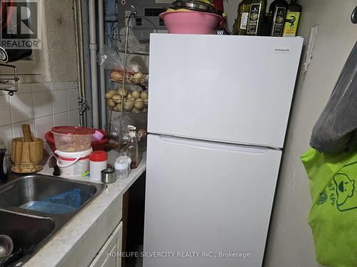 7585 Wrenwood Crescent, Mississauga, ON - Indoor Photo Showing Kitchen