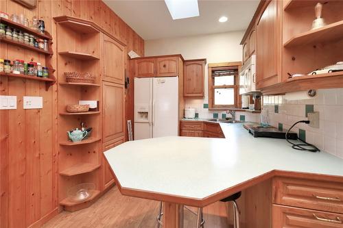 7560 Jackson Avenue, Radium Hot Springs, BC - Indoor Photo Showing Kitchen