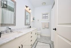 5 pc ensuite, double sink, and tub/shower - 