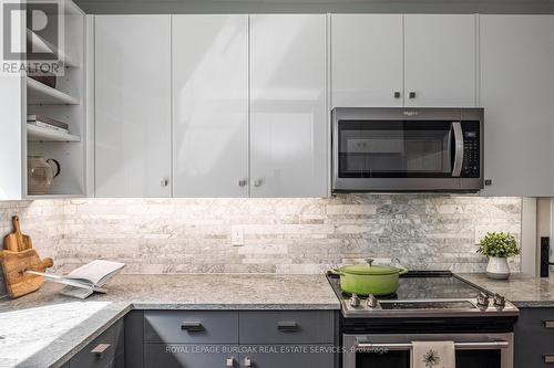 3 Oakwood Place, Hamilton, ON - Indoor Photo Showing Kitchen With Upgraded Kitchen