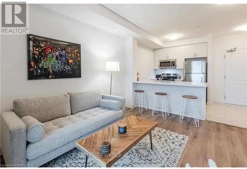 616 - 101 Shoreview Place, Hamilton, ON - Indoor Photo Showing Living Room