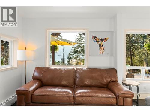 5555 Stubbs Road, Lake Country, BC - Indoor Photo Showing Living Room
