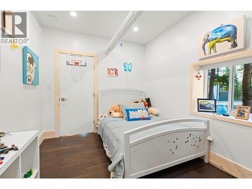 5555 Stubbs Road, Lake Country, BC - Indoor Photo Showing Bedroom