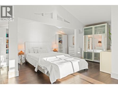 5555 Stubbs Road, Lake Country, BC - Indoor Photo Showing Bedroom