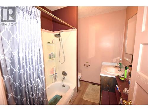 full 4 piece bath - 2201 34 Street, Vernon, BC - Indoor Photo Showing Bathroom