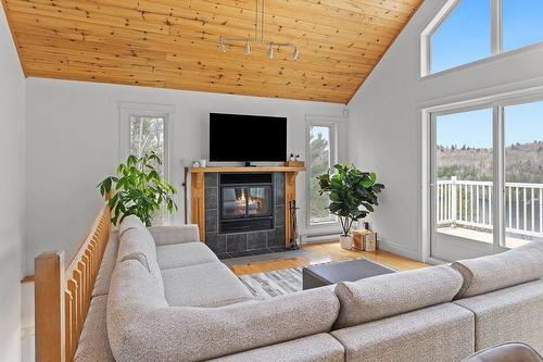 Salon - 40 Ch. Des Catalpas, La Conception, QC - Indoor Photo Showing Living Room With Fireplace