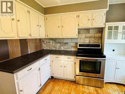 520 1St Street, North Portal, SK - Indoor Photo Showing Kitchen