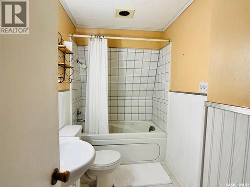520 1St Street, North Portal, SK - Indoor Photo Showing Bathroom