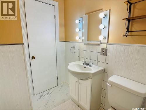 520 1St Street, North Portal, SK - Indoor Photo Showing Bathroom