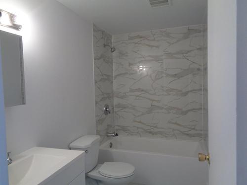 Bathroom - 1-12365 Av. Hurteau, Montréal (Montréal-Nord), QC - Indoor Photo Showing Bathroom