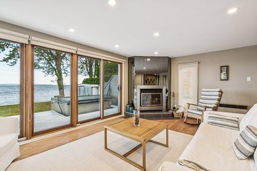 Salon - 724 Av. De Venise O., Venise-En-Québec, QC - Indoor Photo Showing Living Room With Fireplace