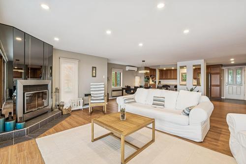 Salon - 724 Av. De Venise O., Venise-En-Québec, QC - Indoor Photo Showing Living Room With Fireplace
