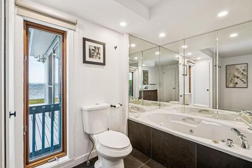 Salle de bains attenante à la CCP - 724 Av. De Venise O., Venise-En-Québec, QC - Indoor Photo Showing Bathroom